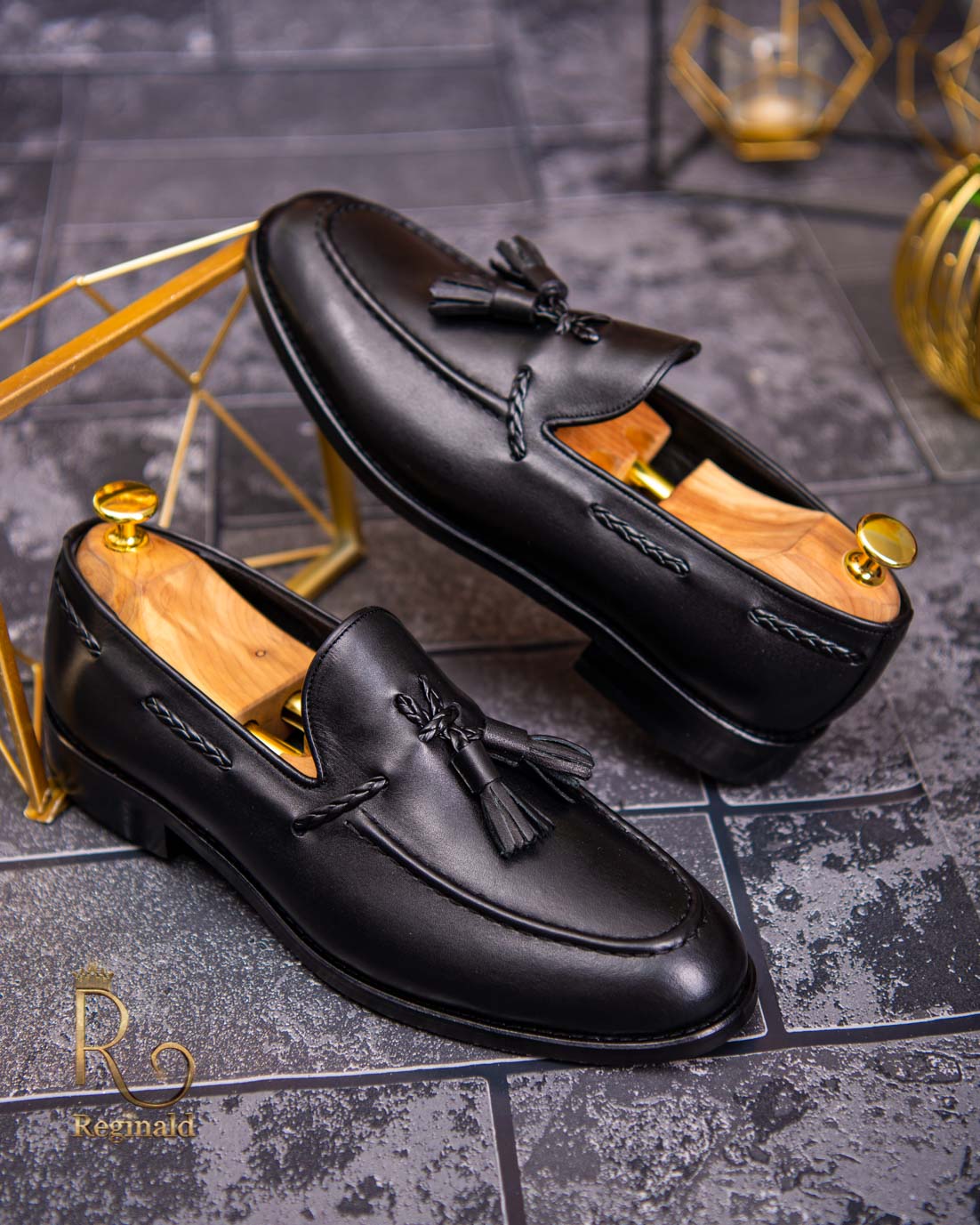 Pantofi Loafers de bărbați din piele naturala, Negru cu ciucuri - P1569