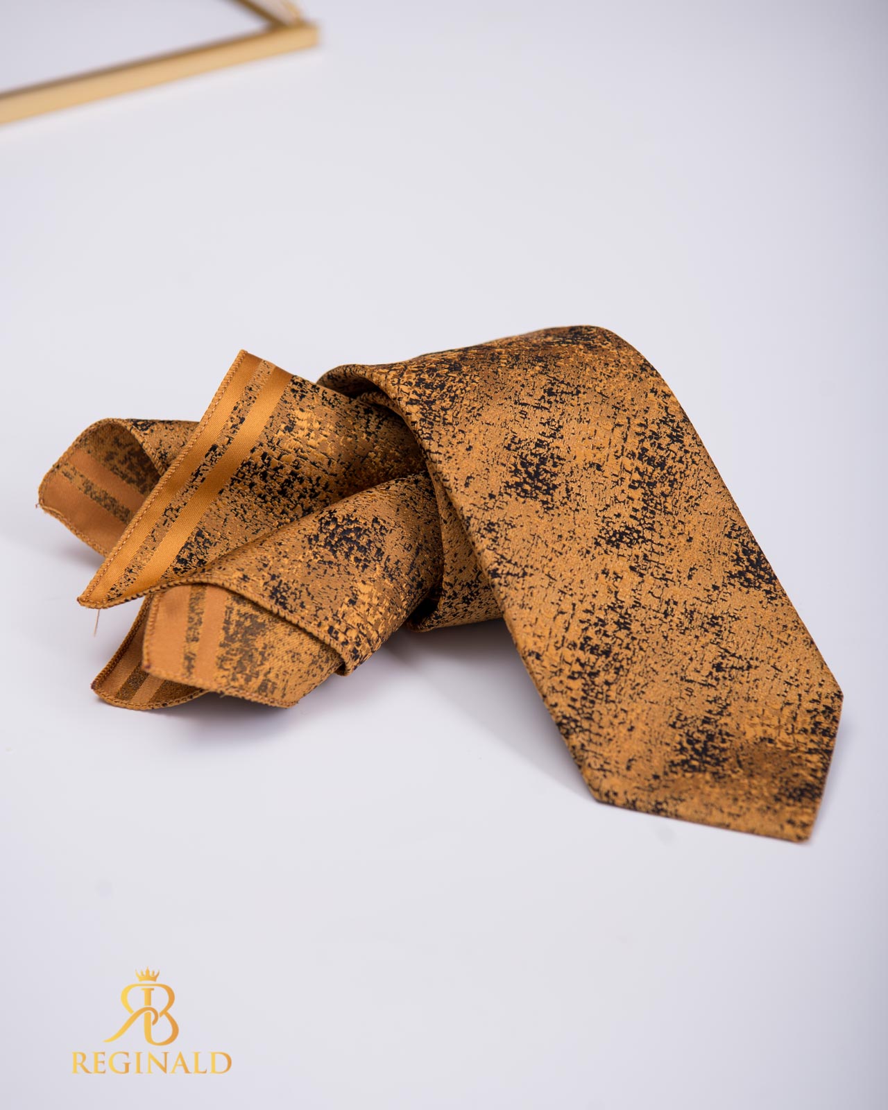 Set Cravata si batista auriu cu negru - CV982
